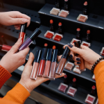 Δείκτης κραγιόν: Μικρές πολυτέλειες στη σκιά της ύφεσης