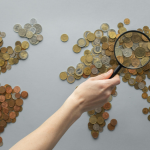 Τι είναι η «Κ-shaped economy» και γιατί απασχολεί ολοένα και περισσότερο